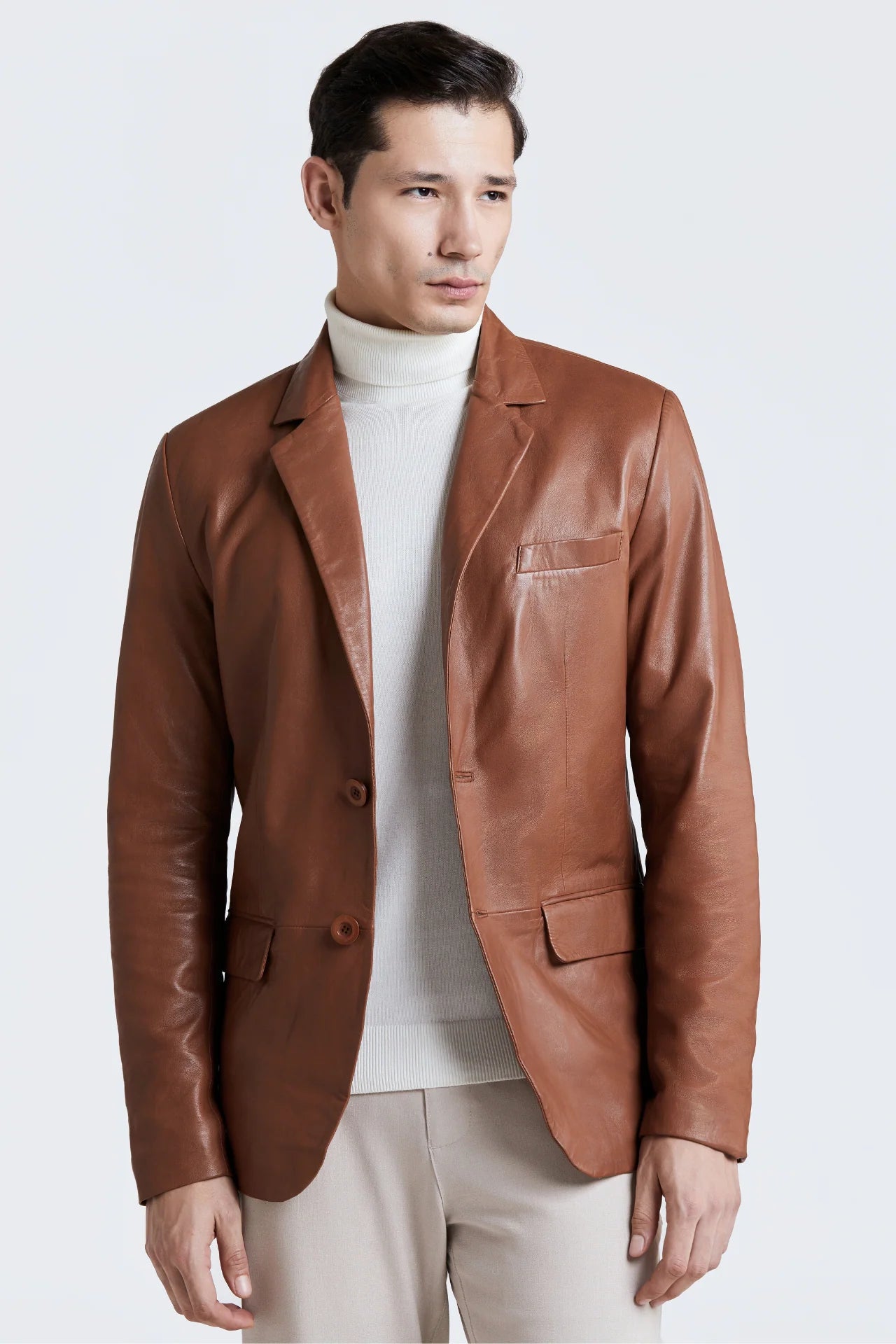 Slim-cut  sheepskin leather blazer with a classic 2-button style.