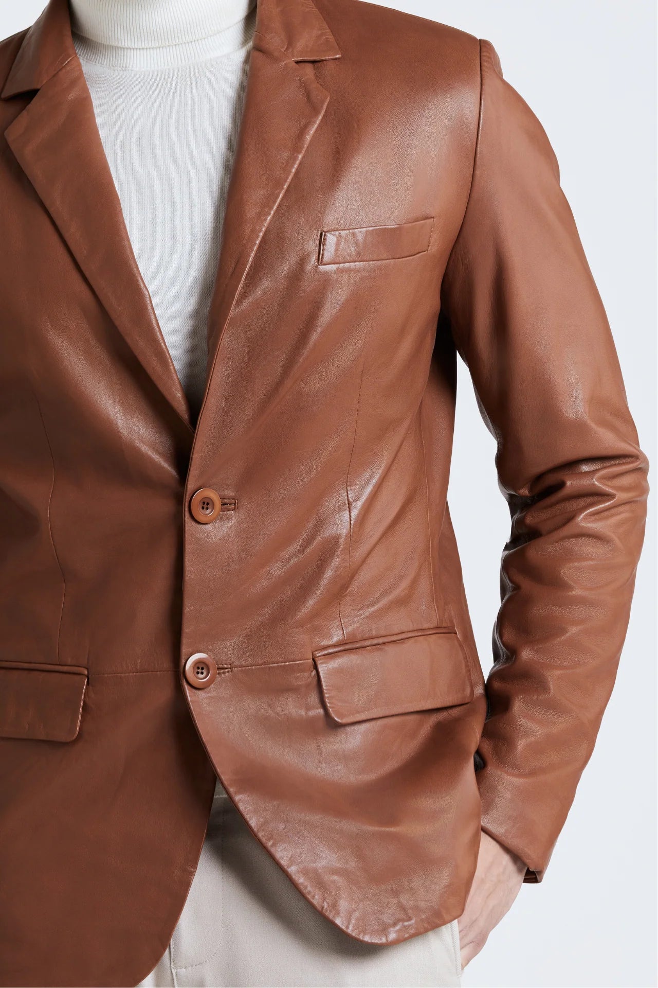 Slim-cut  sheepskin leather blazer with a classic 2-button style.