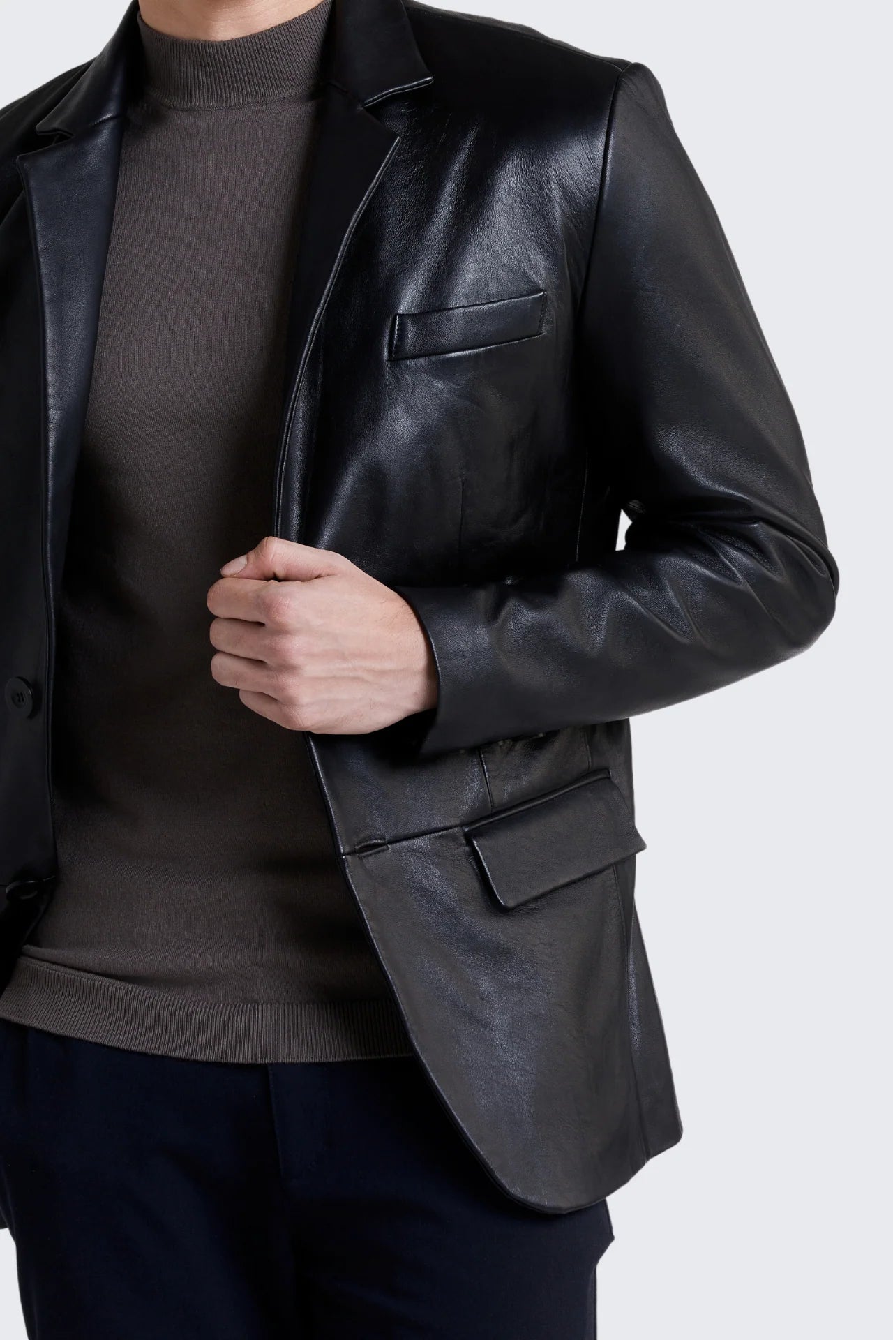Slim-cut sheepskin leather blazer with a classic 2-button style.